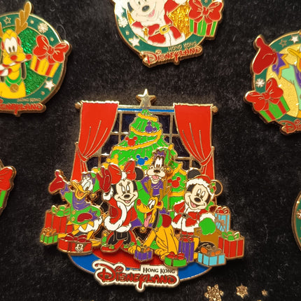 Disney Christmas Holiday Pin Set of 6 – HKDL 2005 LE 2500 (Pre-Owned)