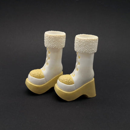 Bratz Doll Wintertime White Beige Winter Boots – Cloe Shoes (Pre-Owned)