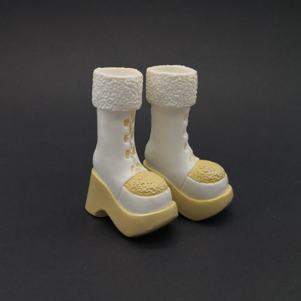 Bratz Doll Wintertime White Beige Winter Boots – Cloe Shoes (Pre-Owned)