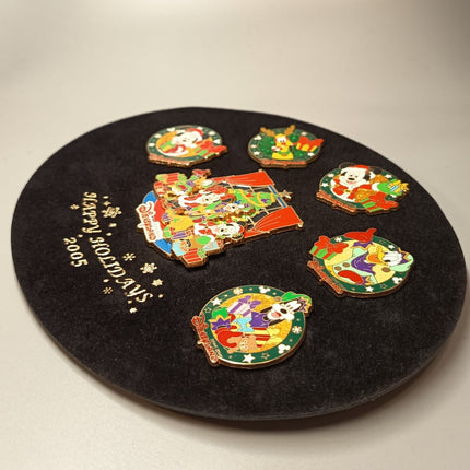 Disney Christmas Holiday Pin Set of 6 – HKDL 2005 LE 2500 (Pre-Owned)