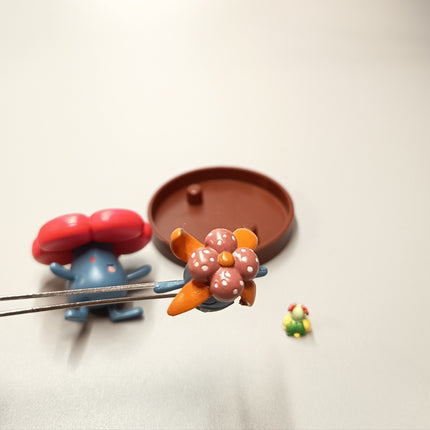 Pokemon 1/40 Zukan Vileplume Gloom Bellossom – Mini Figure (TOMY Japan, Pre-Owned)