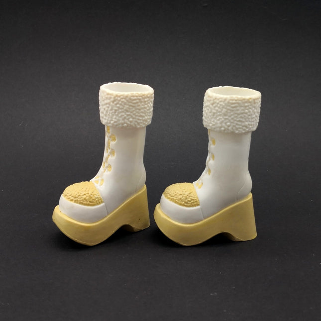 Bratz Doll Wintertime White Beige Winter Boots – Cloe Shoes (Pre-Owned)