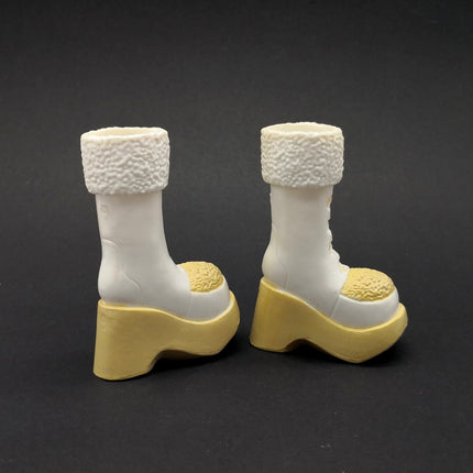 Bratz Doll Wintertime White Beige Winter Boots – Cloe Shoes (Pre-Owned)