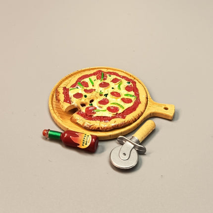 Re-Ment Miniature Pepperoni Pizza with Pan & Hot Sauce – Family Restaurant 2 Series (Pre-Owned)