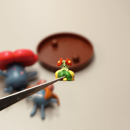 Pokemon 1/40 Zukan Vileplume Gloom Bellossom – Mini Figure (TOMY Japan, Pre-Owned)