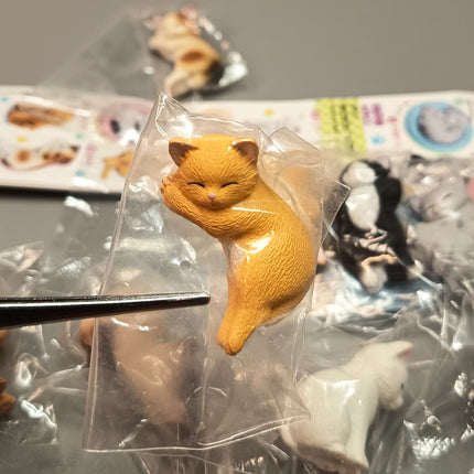 Sleeping Kitty Cats Lot of 10 – 1.5" Mini Figures Dollhouse Animals (Pre-Owned)