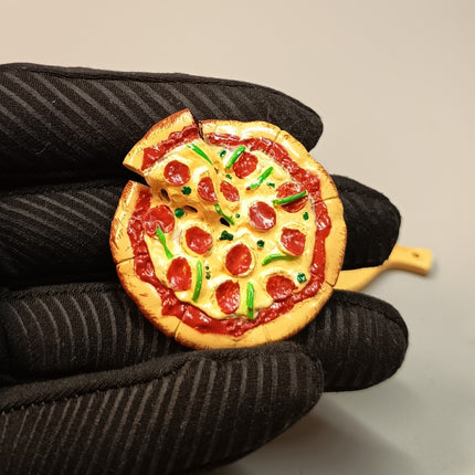 Re-Ment Miniature Pepperoni Pizza with Pan & Hot Sauce – Family Restaurant 2 Series (Pre-Owned)
