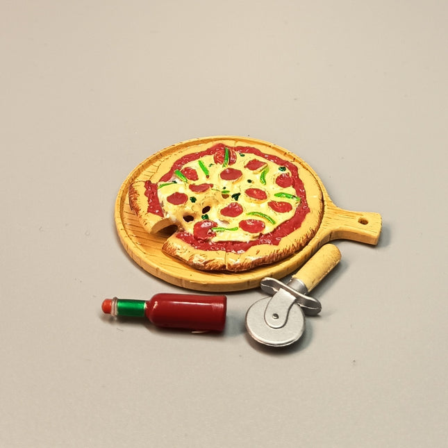 Re-Ment Miniature Pepperoni Pizza with Pan & Hot Sauce – Family Restaurant 2 Series (Pre-Owned)
