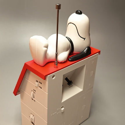 Peanuts Snoopy Analog Alarm Clock Radio – Napping on Doghouse (Pre-Owned)