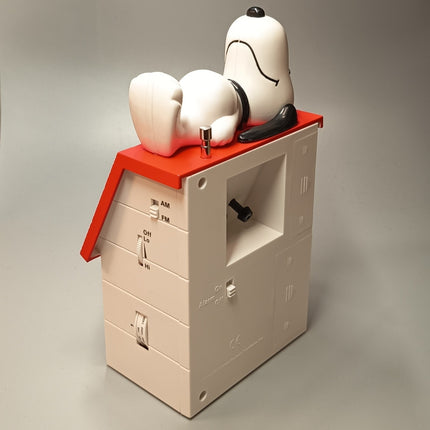 Peanuts Snoopy Analog Alarm Clock Radio – Napping on Doghouse (Pre-Owned)