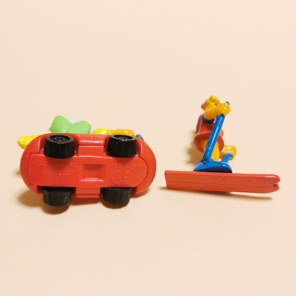 Oscara PIC-NIC FILMING & SKIING Lot of 2 PVC Toy Kinder Miniature 2" Mini Figure