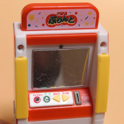 Miniature Sticker Photo Booth Purikura 3.5" – Dollhouse Arcade Console 1/18 (Pre-Owned)