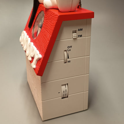 Peanuts Snoopy Analog Alarm Clock Radio – Napping on Doghouse (Pre-Owned)