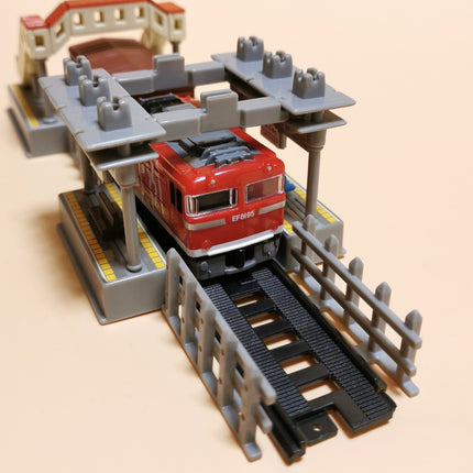 Miniature Painted Train Station Platform – N Scale Epoch (2006, Pre-Owned)