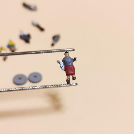 1/150 N Scale Miniature City Pedestrian – Walking People in Suit Lot of 7 (Pre-Owned)