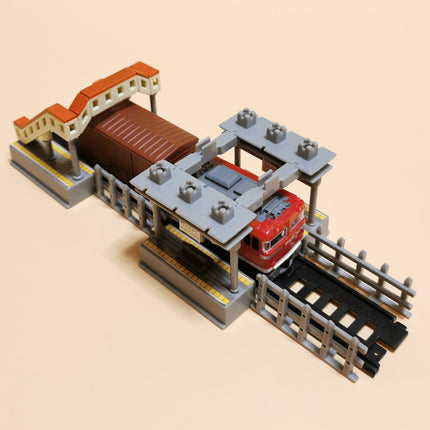 Miniature Painted Train Station Platform – N Scale Epoch (2006, Pre-Owned)